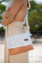 Load image into Gallery viewer, Guiones Folded Purse